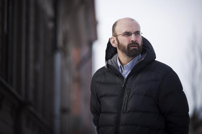 Vaikka suomalaiset ovat valistuneita, aina joku lankeaa petkuttajan koukkuun. Varsinkin netti on metkuilun paratiisi. Kuluttajalaiiton lakimies Ilkka Salminen varoitteli huijareista Merenkurkun kuluttajien tilaisuudessa. KUVA: JARNO PELLINEN