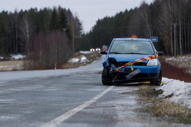 Liikenneonnettomuudessa oli osallisena kaikkiaan kolme autoa. Kuvassa yksi autoista. Kuva: Jaakko Elenius