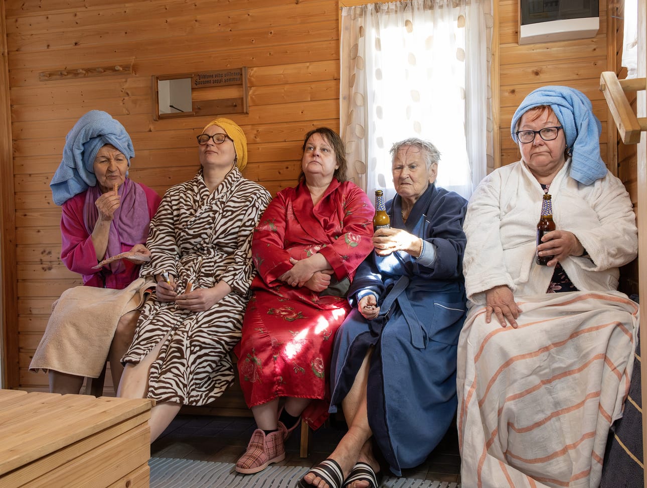 Miesväkeen kyllästyneitä naisia esittävät Sinikka Koskinen, Nina Korkiakangas, Katja Ylipelkonen-Puuskamäki, Tuula Kuoppala ja Hannele Sui-Tuomaala.
