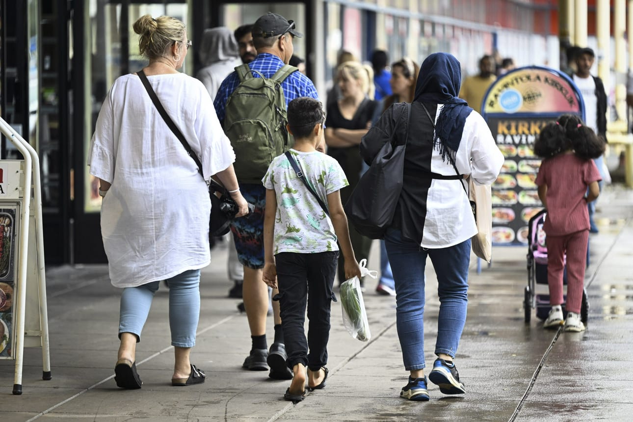 Äidinkielenään muuta kuin suomea, ruotsia tai saamea puhuvia oli vuoden lopussa noin 610 000. Kuvituskuva. LEHTIKUVA / Emmi Korhonen