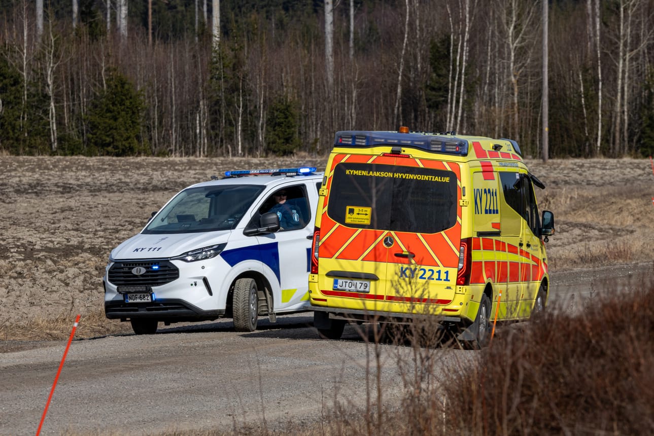 Sisäministeriö on antanut uudet, tarkemmat ohjeet kansalaisille drooniuhkaa varten. Kuva on otettu Kouvolassa maaliskuun lopulta lähellä paikkaa, johon putosi drooni.