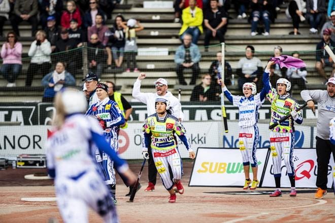 3 911 katsojaa todisti Seinäjoella lauantaina, kun Janette Lepistö aloitti Lännen naisten kirin toisen jakson ensimmäisessä vuorossa. Lännen 2–1-kavennusjuoksun toi Essi Kylli. KUVAT: KRISTA LUOMA