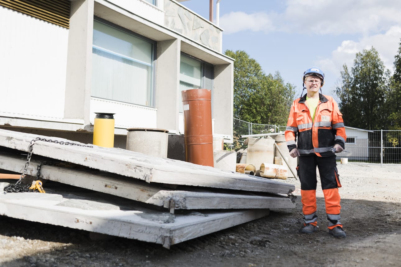 Kimmo Loukkumäki kertoo yhden laatan painavan 2,7 tonnia.