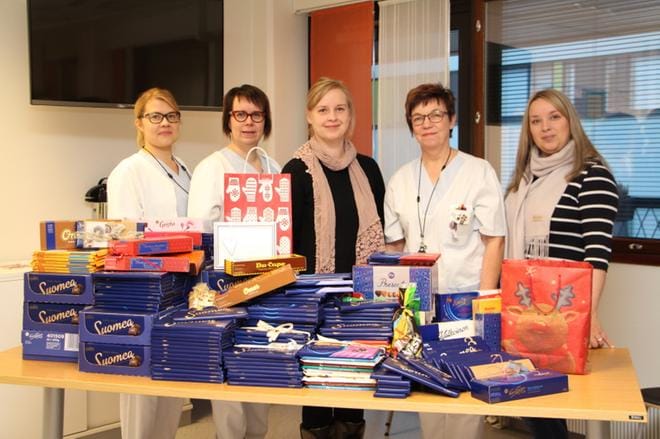 Suklaiset tervehdykset otettiin jälleen ilolla vastaan keskussairaalassa. Keräyksen tuotto lahjoitettiin nyt toista kertaa Seinäjoen keskussairaalaan. Kuvassa keskellä Suvi Piippo. Kuva: Anita Huhtamäki
