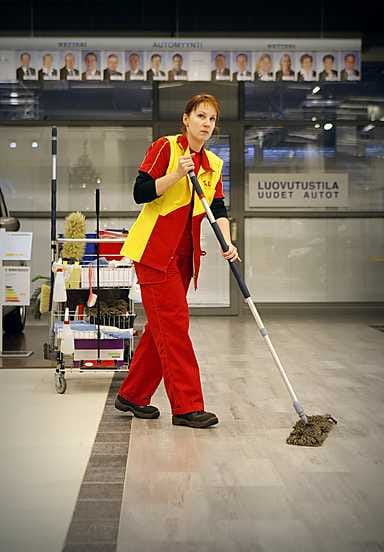 SOL Palvelut Oy kannustaa työntekijöitään erinäisillä tavara- ja rahapalkinnoilla. Suurin tällainen on 7 000 euron arvoinen laatupalkintokilpailun pääpalkinto, jota myös Helena Kämäräinen on ollut voittamassa.