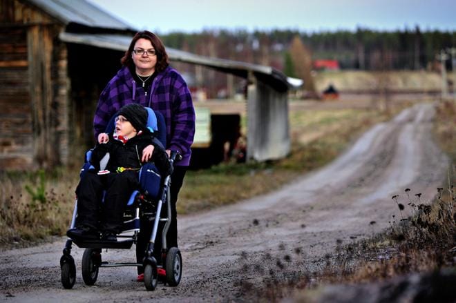 Jalasjärveläinen Sari Riskunmäki on maakunnallisen vammaisneuvoston tuore puheenjohtaja. Hän toimii vaikeasti kehitysvammaisen ja monivammaisen poikansa Ilkan omaishoitajana. KUVA: TOMI KOSONEN