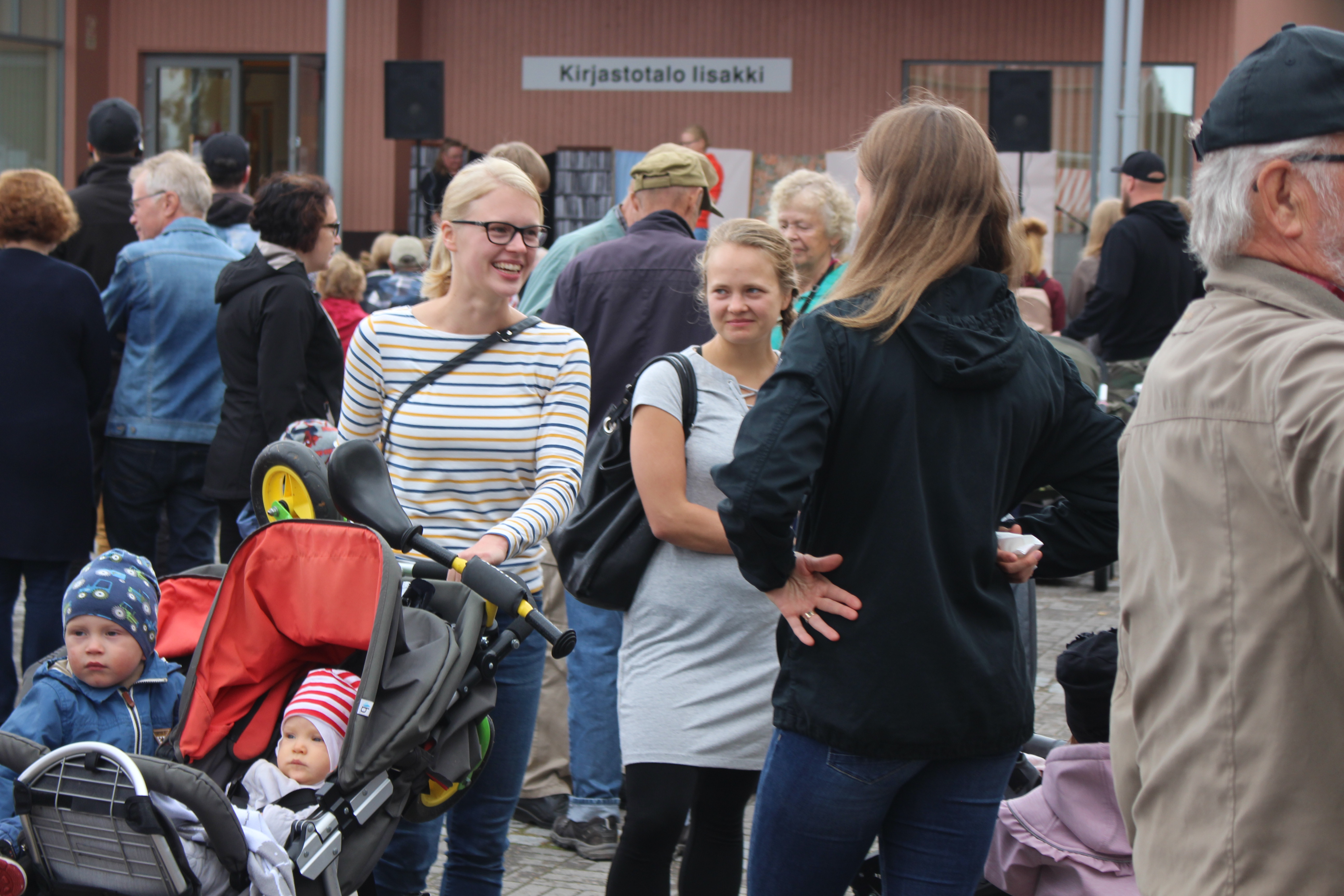 Sää suosi elokuun 2018 Perttulin-päiviä. Pieni sadekuuro pakotti etsimään hetkeksi suojaa, mutta kuuron jälkeen aurinko palasi torikansan iloksi.