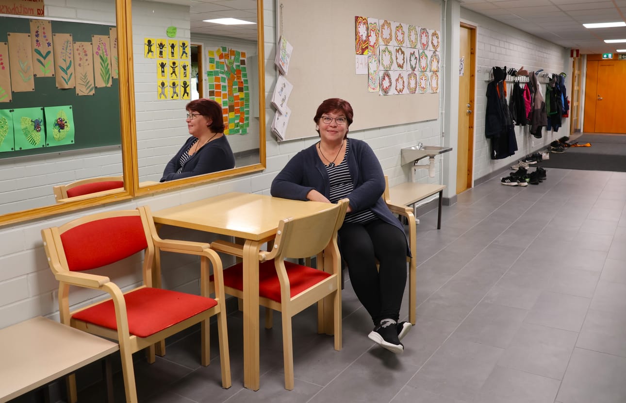 Jaana Mäkelä aloitti elokuussa työt Karijoen koulussa. - Tänne oli helppo tulla töihin, sillä yhteistyö on hyvää ja koen, että työlleni on täällä tarvetta. Mäkelä itse on käynyt lapsuudessaan Karijoella kahta kyläkoulua.