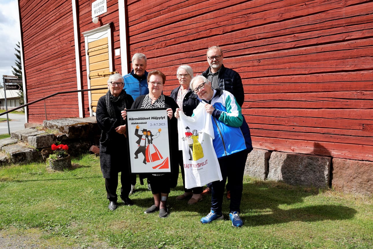 Härmälääset Häjyylyt ry:n puheenjohtaja Sisko Poltto (edessä keskellä) ja johtokunnan jäsenet Tuula Kuoppala, Heikki Väkiparta, Raija Knuuttila, Leena Vaismaa ja Aki Paavola valmistelevat juhlavaa 50-vuotistapahtumaa.