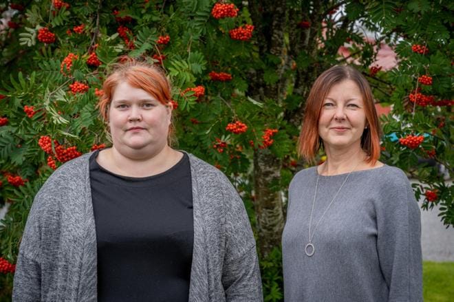 Eeva-Marja Jokisen työpöydällä ovat myös Kuuden tähden reitistöön liittyvät suunnitelmat ja Vuorenmaan toiminnan aktivointi. Vapaa-ajan koordinaattori Ninja Sironen (vas.) sekä matkailu- ja viestintäkoordinaattori Eeva-Marja Jokinen esittäytyivät ja kertoivat muun muassa tulevasta Arpaisten patikasta. KUVA: AARRE LÖYTÖMÄKI
