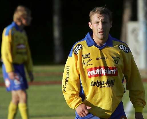 Loppukauden HJK:n mies. Mika Nurmela metsästää liigamestaruutta HJK:n sinivalkoisissa väreissä.