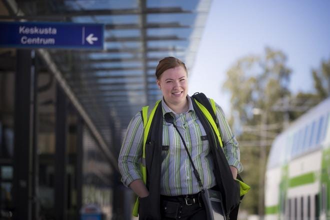 Konduktööri Elina Savolaisen mukaan erityisesti viikonloppuvuorot ovat Vaasan junissa täysiä. KUVAT: JARNO PELLINEN