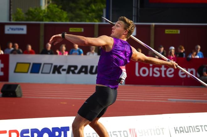 Thomas Röhler heittää juhannuksena Kuortaneella. Kuva: Maria Mäki