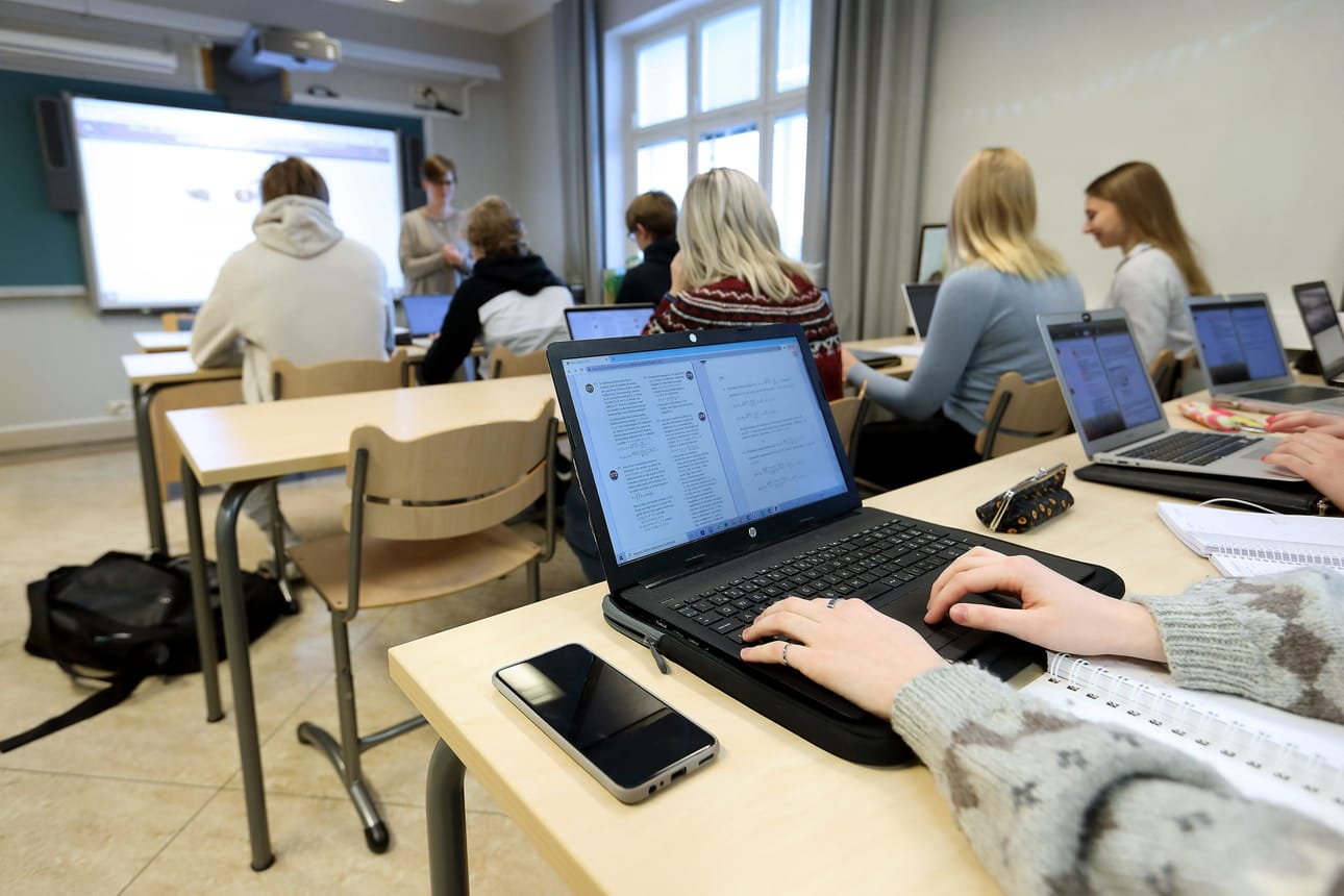 Suomessa sukupuolten välinen ero lukutaidossa on OECD-maiden suurin, ja heikkolukutaitoisten oppilaiden, erityisesti poikien, määrä kasvaa. Kuvituskuva. LEHTIKUVA / Jussi Partanen