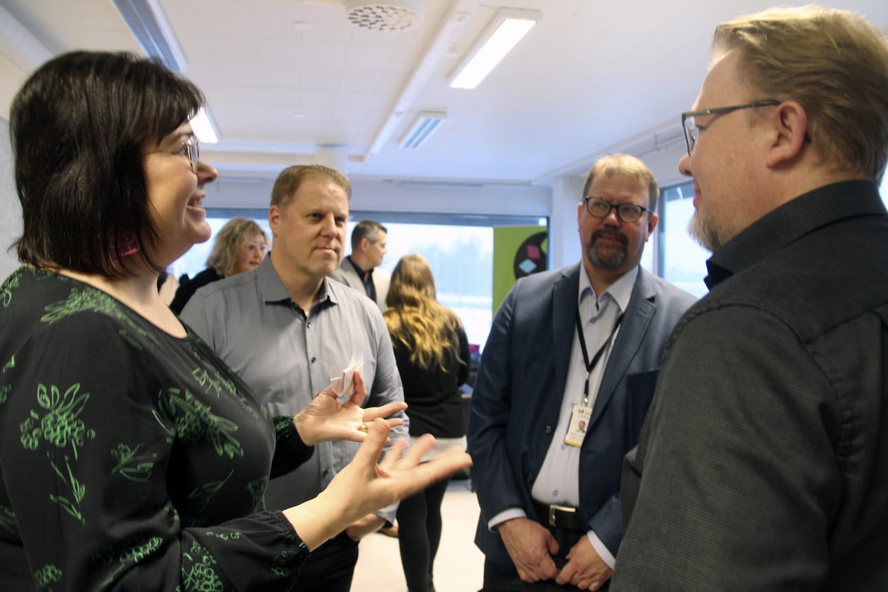 Yrityspalvelupäällikkö Minna Kontro. Oulaisten yrittäjien puheenjohtaja Antti Kämäräinen, yrittäjät Markku Jauhiainen ja Teemu Suvanto fiilistelemässä Oulaisten uutta yritystilaa.