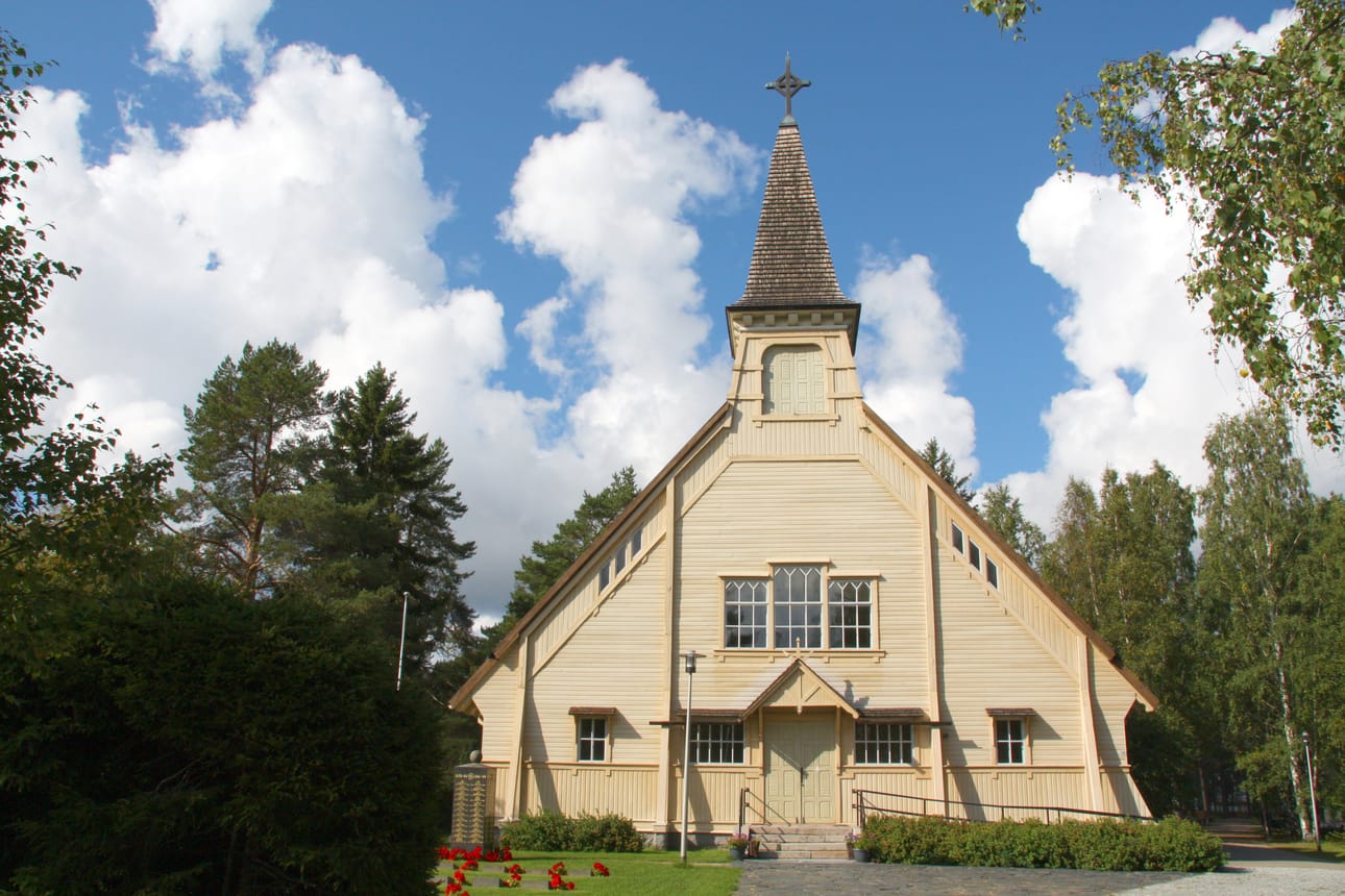 Pyhännän kirkon paanukatto kaipaa huoltotervausta, samoin Piippolan kirkon ja tapulin katot. Siikalatvan seurakunta on hakenut toimenpiteeseen myös kirkkohallitukselta kulttuuriperinnön hoitoavustusta.