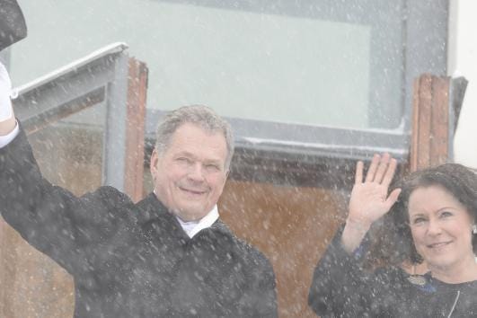 Presidenttipari vilkutti parvekkeelta noin 15 sekunnin ajan. Kuvat: KIMMO BRANDT/COMPIC