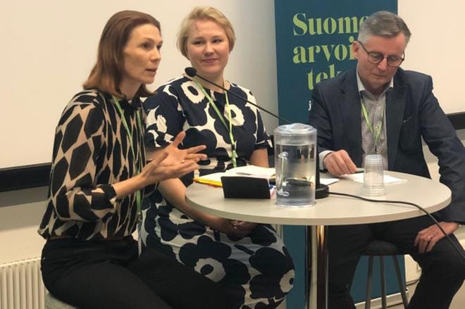 Keskustalaiset vaikuttamisen asiantuntijat Sanna Rauhansalo (vas.) ja Silja Silvasti sekä entinen puoluesihteeri Eero Lankia pohtivat, mihin ihminen identifioituu valitessaan keskustan. KUVA: Aki Taponen