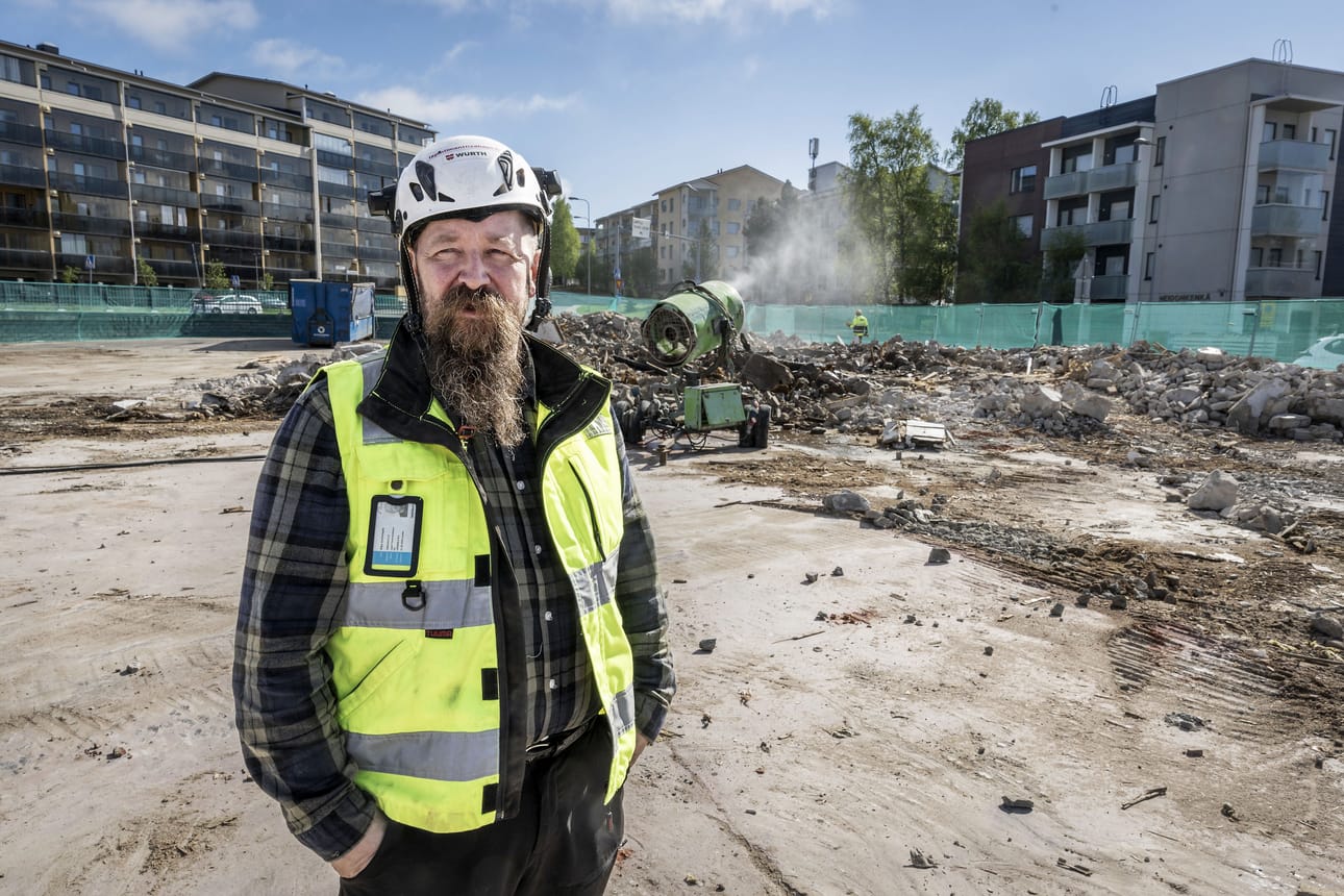 Vapaudentien työmaalla Rovaniemellä betonin kasteleminen tehdään erityisen huolellisesti siksi, että asutusta on niin lähellä. Täysin pölytön purkaminen on kuitenkin mahdotonta, sanoo Lapin timanttisahaus oy:n Ilkka Vanhatapio.