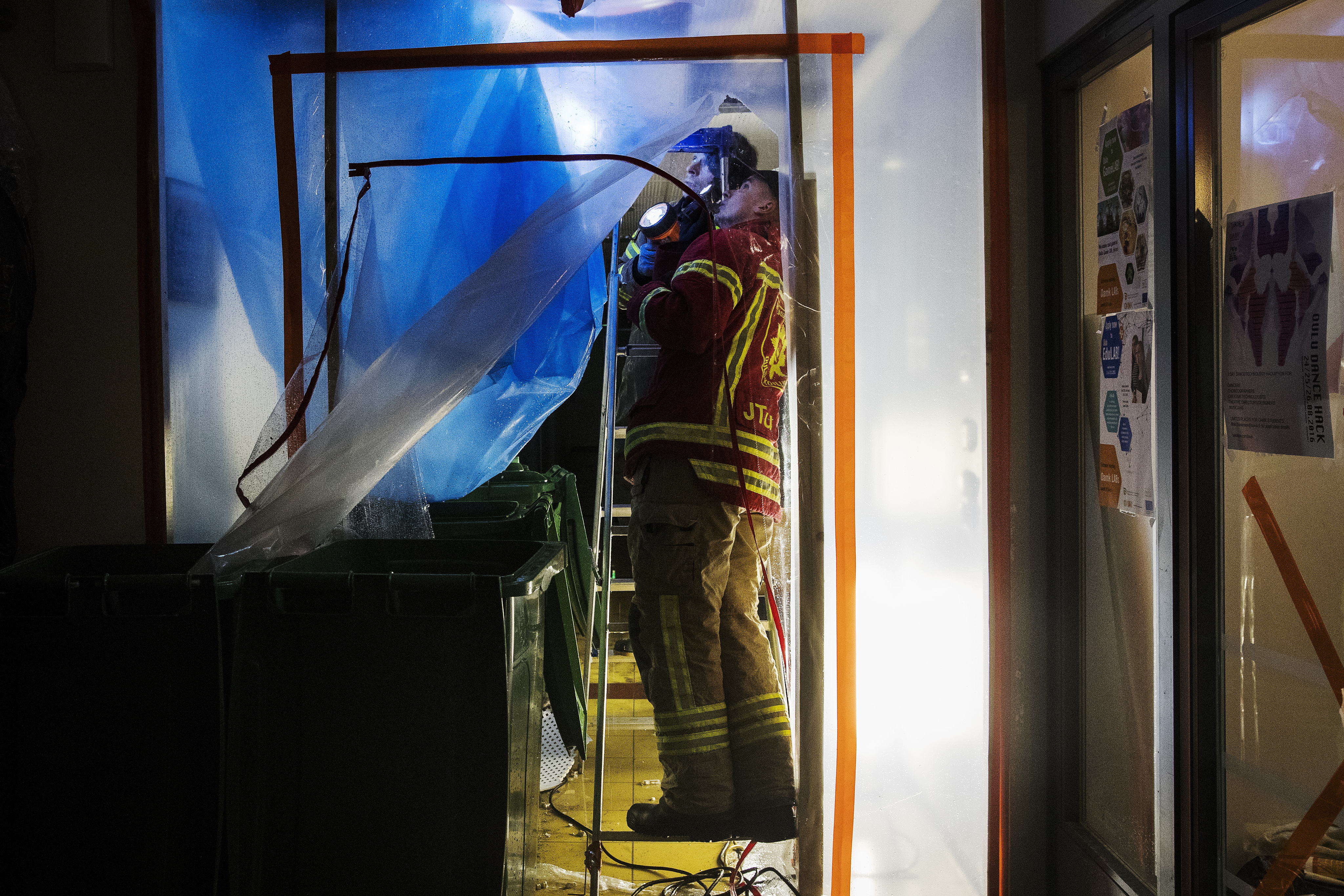 Vettä tulvi toimistotiloihin, joissa oli meneillään remontti. 