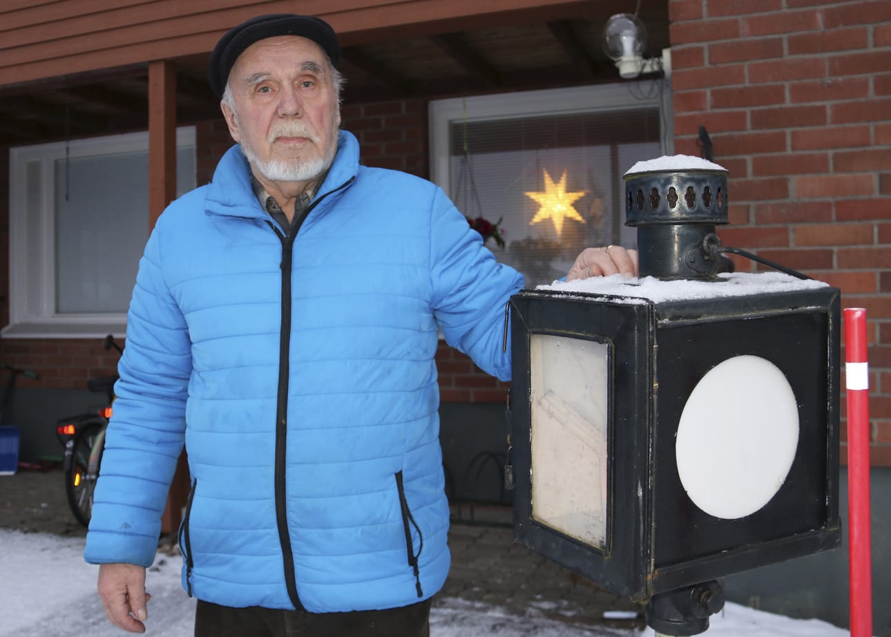 Työvuodet ovat Paavo Krankkalalle mieluista muisteltavaa. Radan varrella vietetyistä vuosista muistuttaa myös vanha junalyhty, jota käytettiin aikoinaan veturiliikenteen ohjaamiseen.