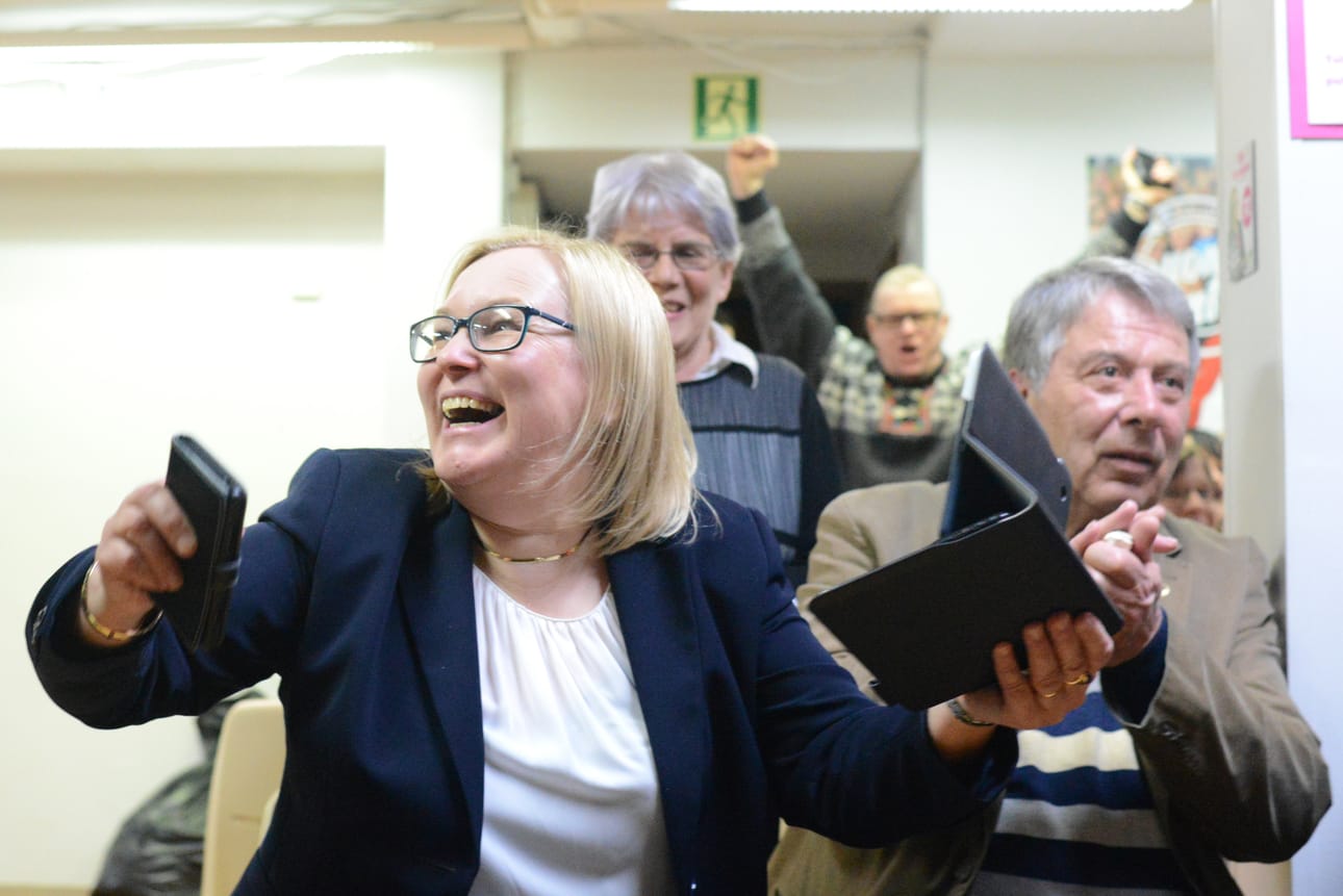 Lopullinen tilanne on varmistunut ja Ulla Parviainen tuulettaa. Vieressä Pauli Saapunki ja takana Helena Palosaari.