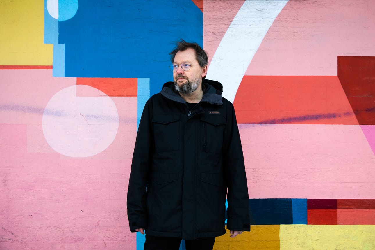 Sami Keski-Vähälä on yksi Suomen kysytyimmistä näytelmäkirjailijoista. Hän on myös alan ammattijärjestön, Sunklon hallituksen puheenjohtaja.