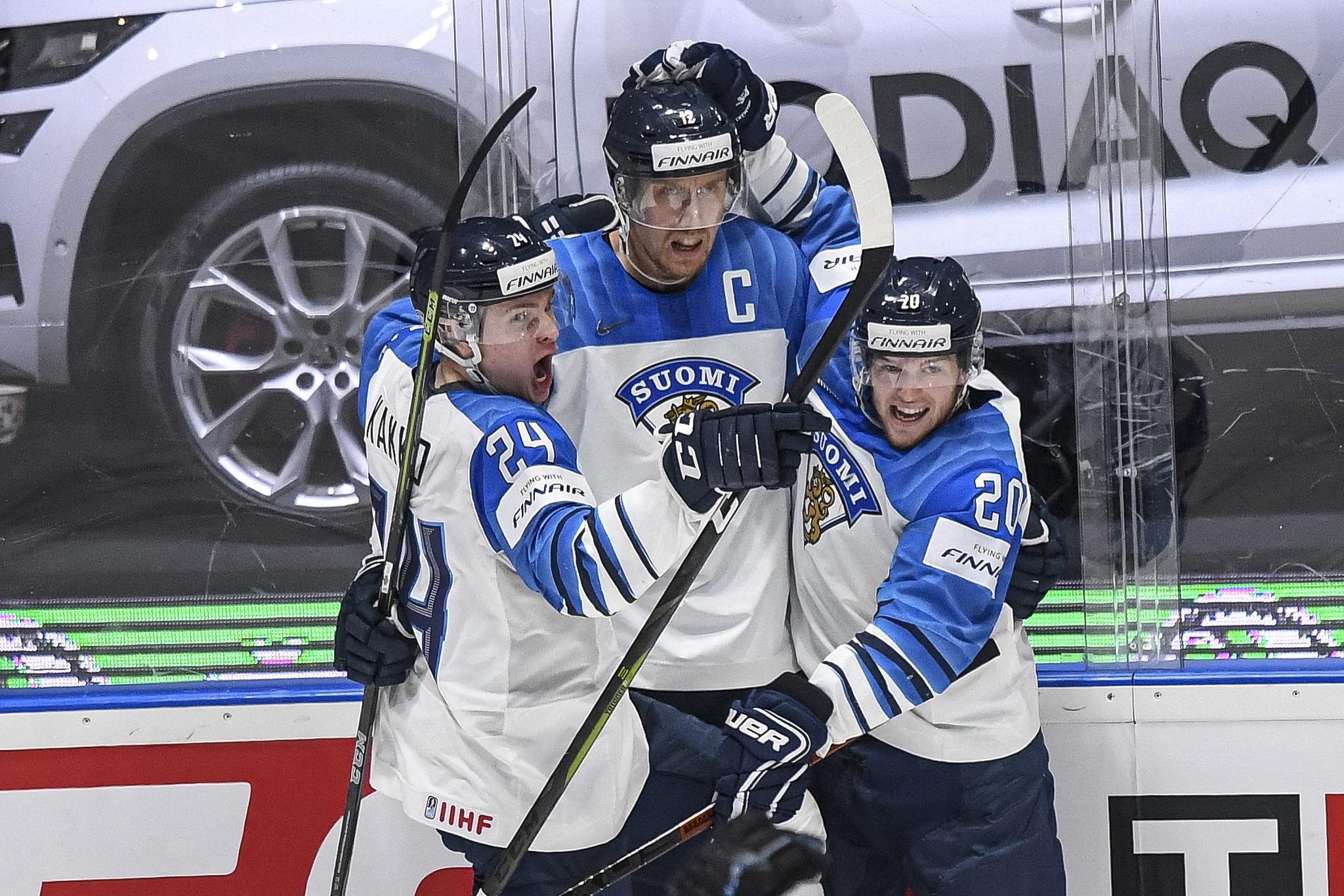 Kaapo Kakko (vas.) ja Niko Ojamäki (oik.) juhlimassa kapteeni Marko Anttilan kanssa.