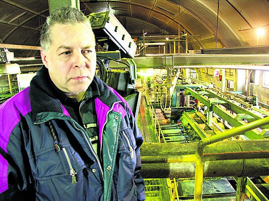 Pääluottamusmies Veikko Leppänen ja noin 50 000 kuutiota tukkeja, joissa riittää pureksittavaa sahalle kahdeksi ja puoleksi kuukaudeksi.