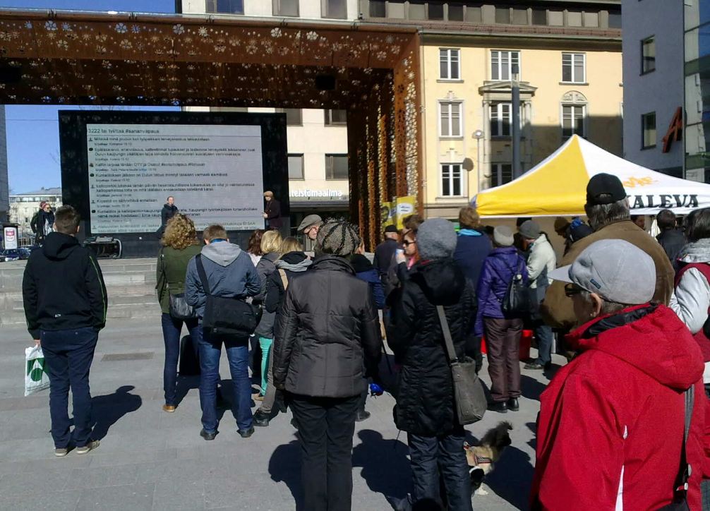 Sananvapaustempaus on kerännyt väkeä Rotuaarille.