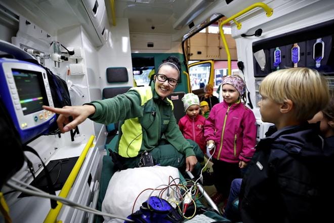 Ensihoitaja Jemina Ruotoistenmäki esitteli ambulanssin laitteistoa lapsille Moomma Nurmoos -tapahtumassa Nurmon paloasemalla lauantaina. Potilaiden elintoimintoja seuraavat laitteistot kiinnostivat muun muassa 6-vuotiasta Helmi Katajaa ja 4-vuotiasta Lilja Katajaa. KUVAT: TOMI KOSONEN