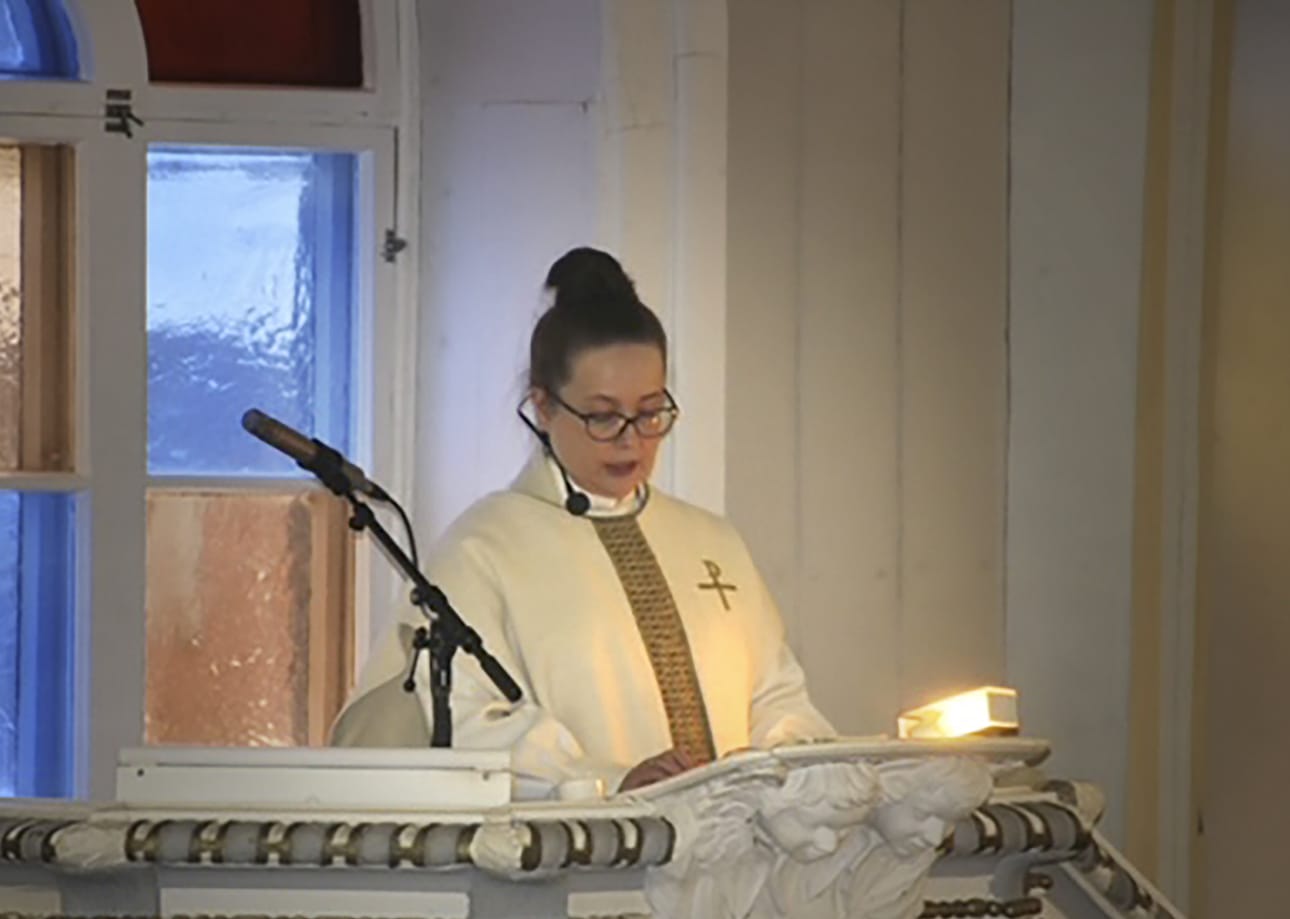 Nina Eskoli, kappalainen.