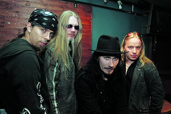 Nightwish eli Jukka Nevalainen (vas.), Marco Hietala, Tuomas Holopainen ja Emppu (Erno) Vuorinen istuivat Nightwish-kirjan julkistamistilaisuudessa kiltisti rivissä.