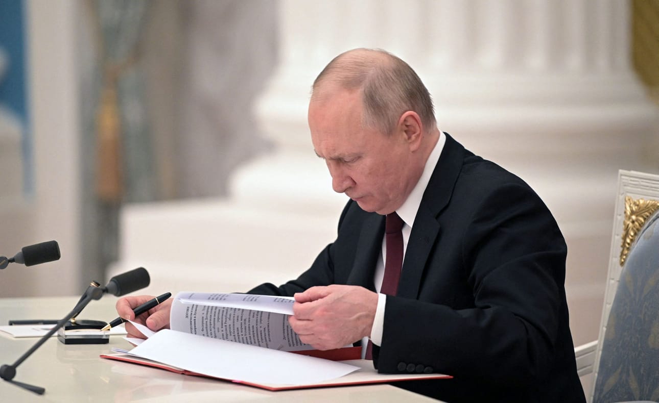 Venäjän presidentti Vladimir Putin päätti maanantai-iltana tunnustaa Itä-Ukrainan miehitetyt alueet itsenäisiksi valtioiksi. Päätös on aiheuttanut suurta tyrmistystä muualla maailmassa.