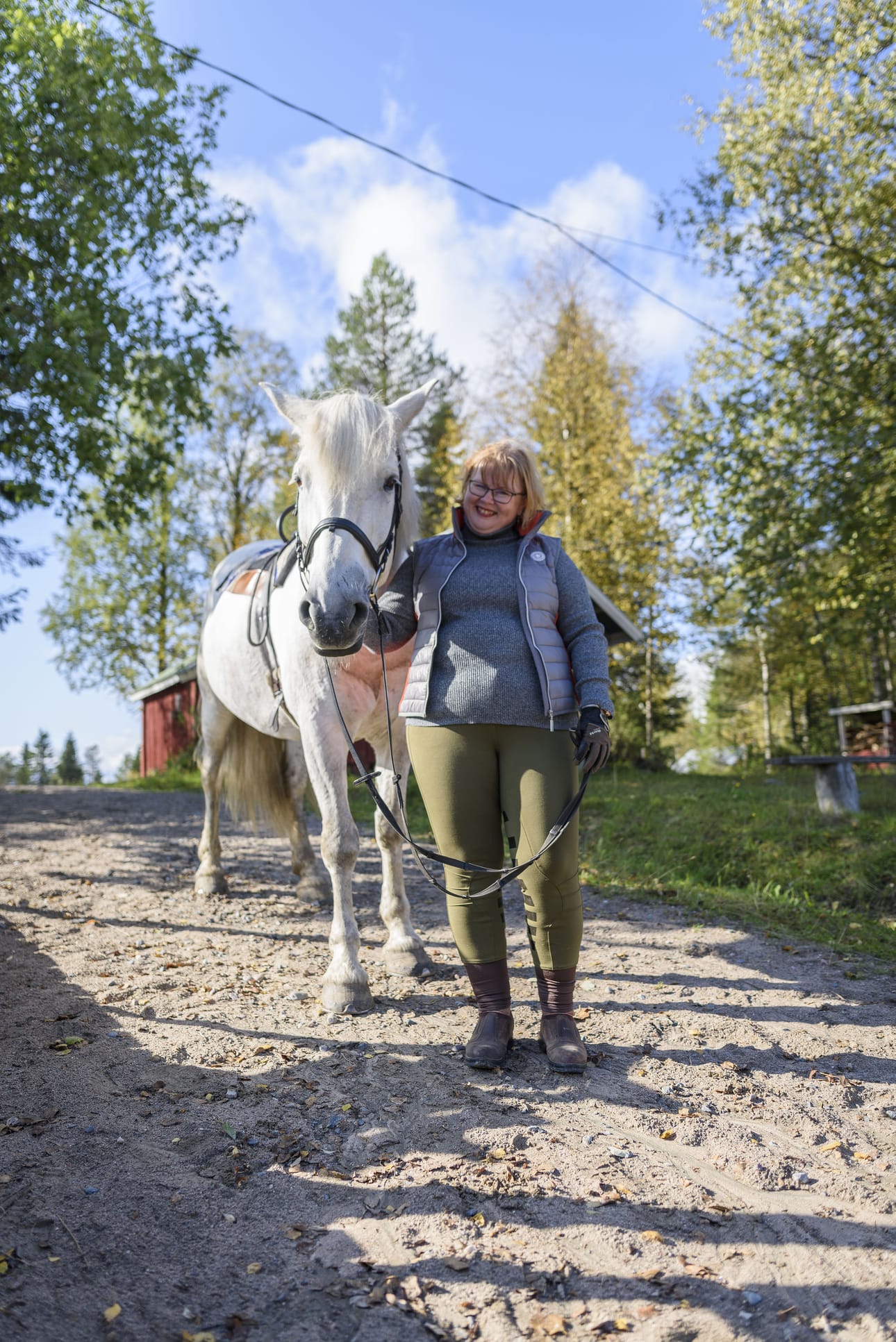 Helmi-suomenhevonen antaa kuljettaa itseään helposti, kunhan taluttajalla on selkeästi ohjaajan rooli, Ruska Laukan yrittäjä Sanna Kallunki opastaa.