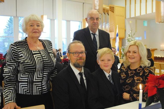 Antti Paalasella oli itsenäisyyspäivän juhlassa seuranaan sekä oma perheensä Heidi ja Olavi Paalanen että Alavudella asuvat vanhempansa Elsa ja Eljas Paalanen. KUVA: EEVA-LIISA KULJU