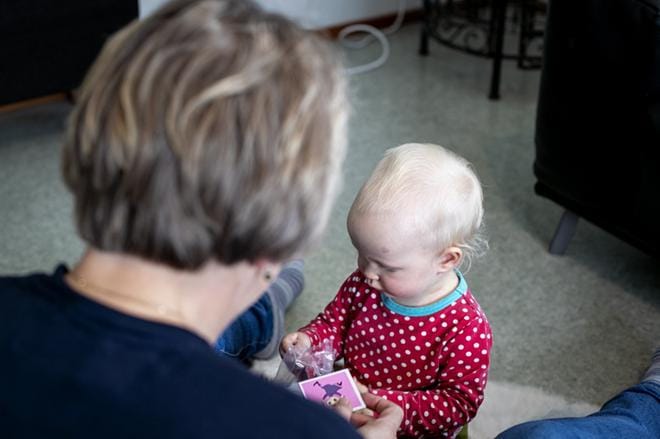 Isovanhemman rooli voi olla tärkeä perheessä, jossa vanhemmat ovat eronneet. – Jos esimerkiksi oma turvaverkosto on lapsella pieni, niin on hyvä jos siinä olisi joku turvallinen aikuinen mukana, Milja Harju sanoo. KUVAT: PAULA KASKIMAA