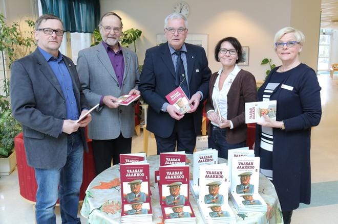 Osmo Myllykoski, Markku Kottari, Antti Sarho, Päivi Rantavuori ja Berit Perälä edustivat lahjoituksen tehneitä lionsklubeja Ylihärmän terveyskeskuksessa pidetyssä juhlahetkessä. KUVA: ANU NAHKALA