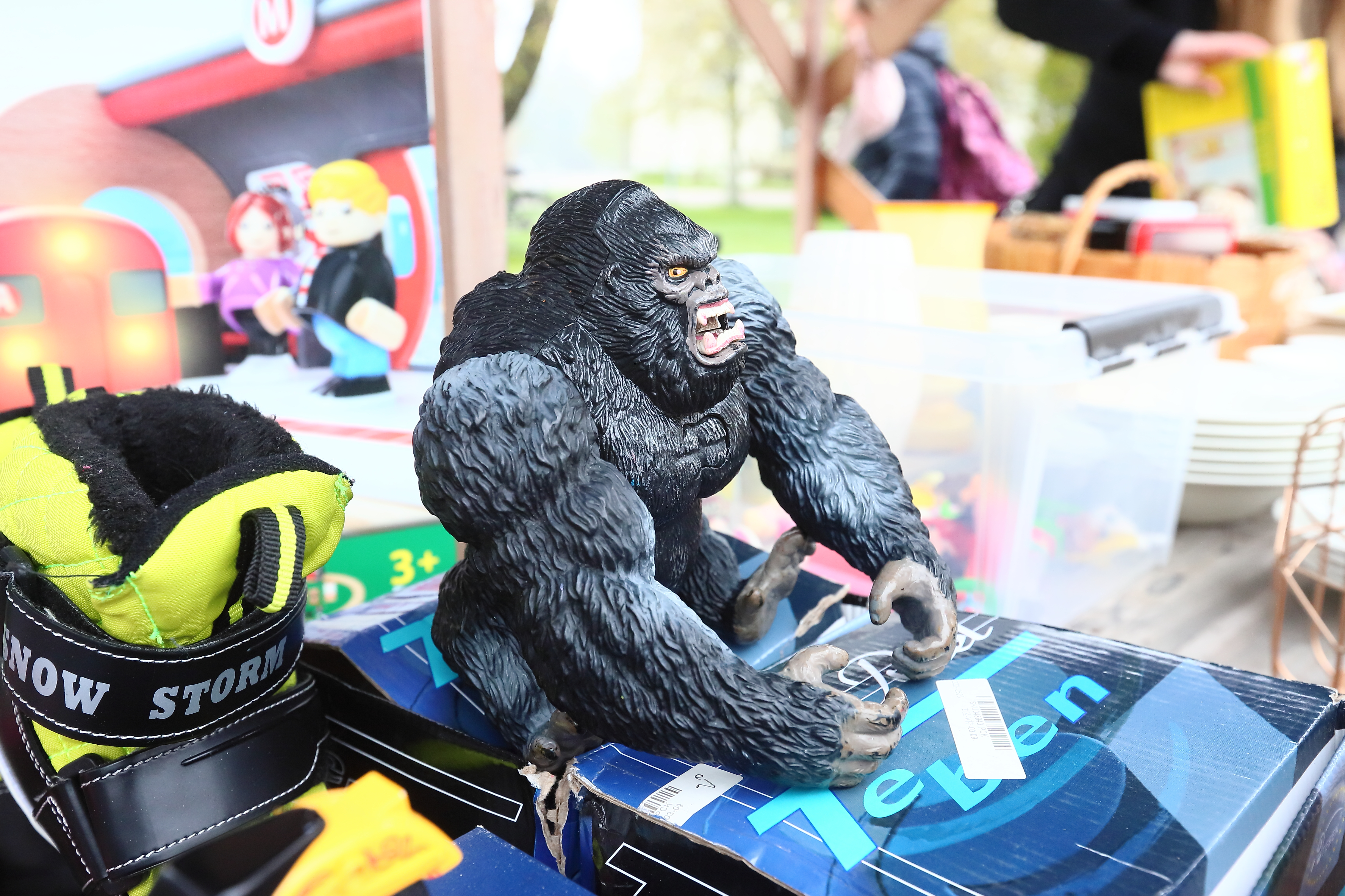 Gorilla odotti uutta omistajaansa.