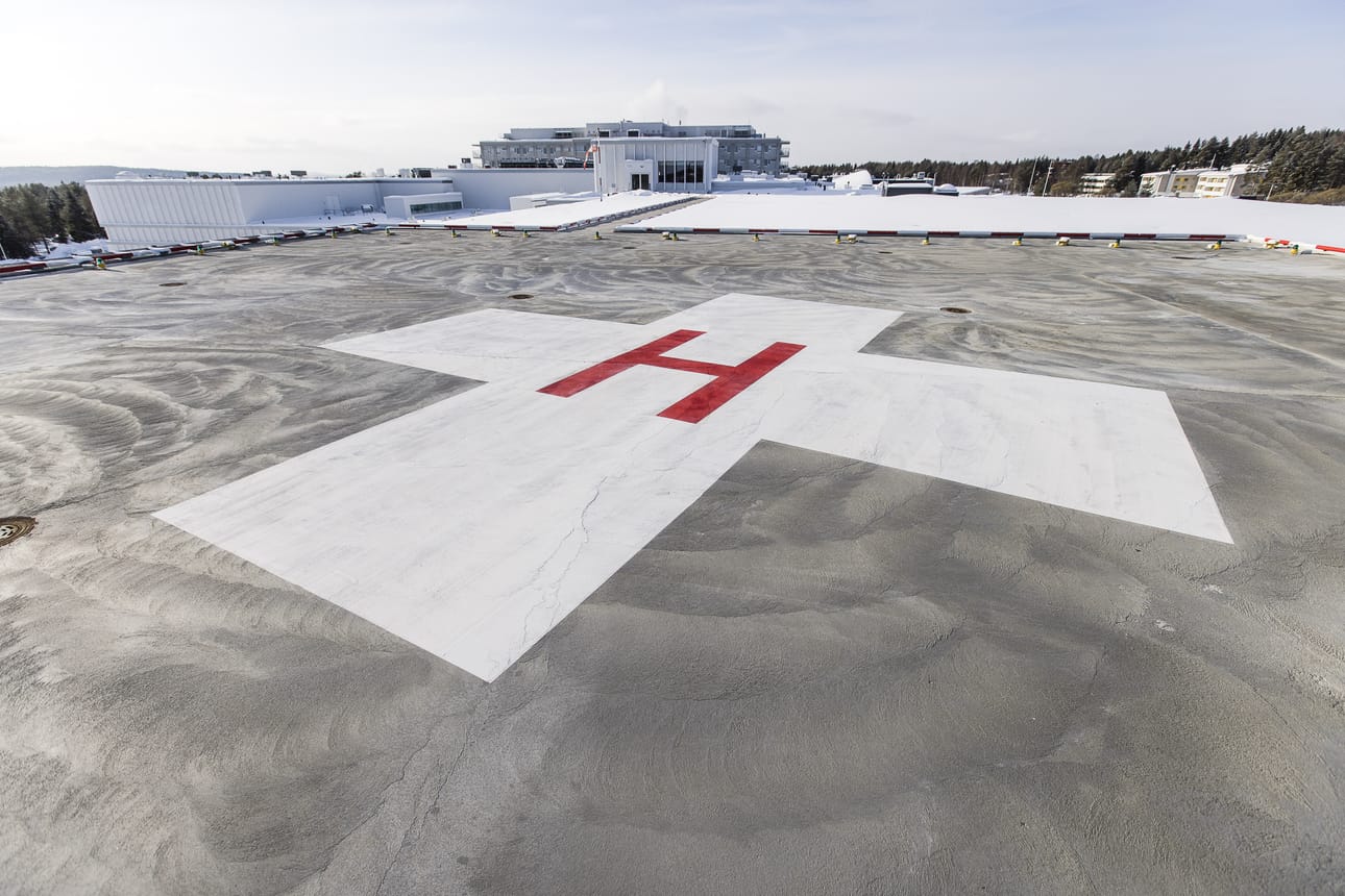Arkistokuvassa keskussairaalan helikopterikenttä vuonna 2023, kun sairaalan muu laajennus oli valmistumassa.