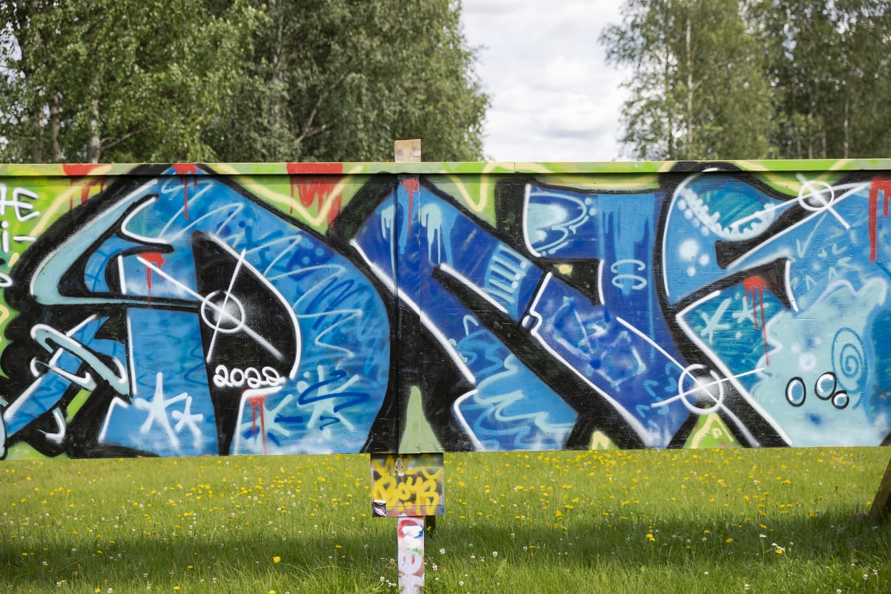 Kuusamon ensimmäinen ja vielä hetken ainoa julkinen graffitiseinä liikennepuiston vieressä.
