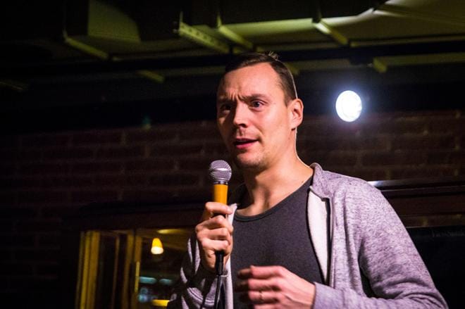 Joonas Saarela esittää open mic-illoissa stand upia. Siinä hän on täysin itseoppinut ja kirjoittaa kaiken materiaalinsa itse. Hän on saanut esiintymiskokemusta nuorena teatterilavoilta, joilla hän kulki näyttämötaiteilija isänsä Risto Saarelan jalanjäljissä. Kuva: Paula Kaskimaa