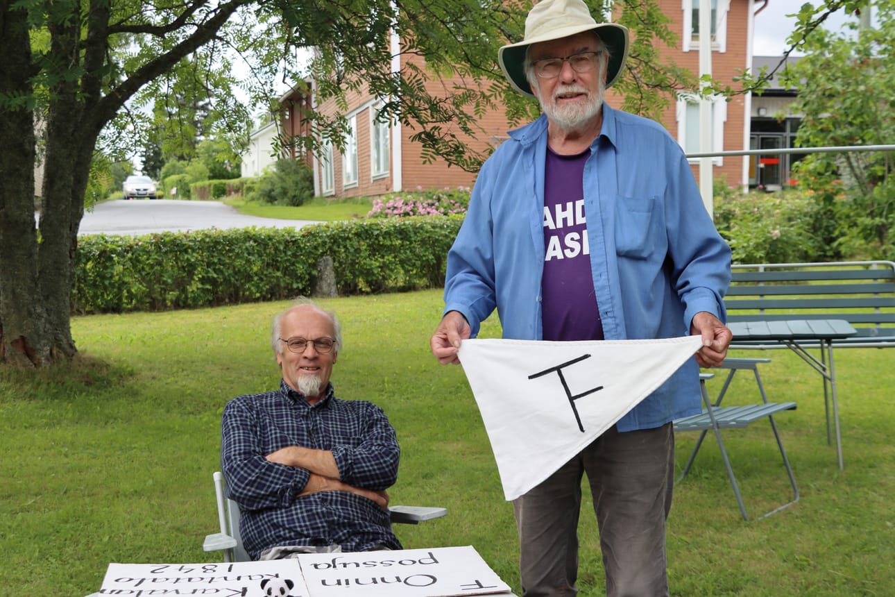 Jussi ja Pekka Peltola valmistelevat Karvalan 400-vuotisjuhlia. Pekka Peltola esittelee esi-isänsä, Karva-Matin, puumerkkiä.