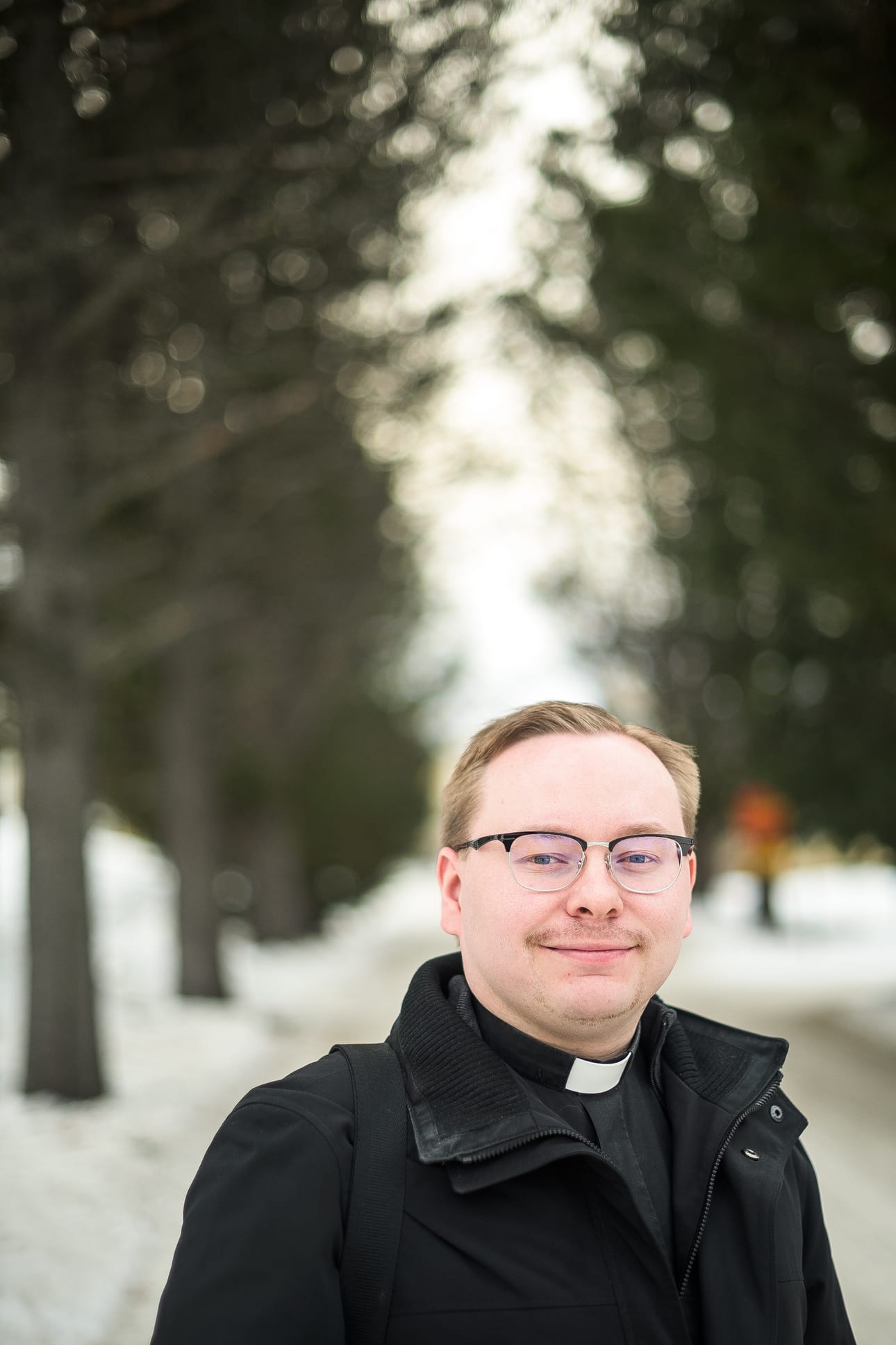 Kirkkoherra ja lääninrovasti Tuomo Törmänen muutti suhtautumistaan homoparien palvelemiseen kirkossa. Törmänen sanoo, että ei pappina voi kieltäytyä rukoilemasta ihmisen puolesta, jos tämä sitä pyytää. –¿Niin kylmä en ole.
