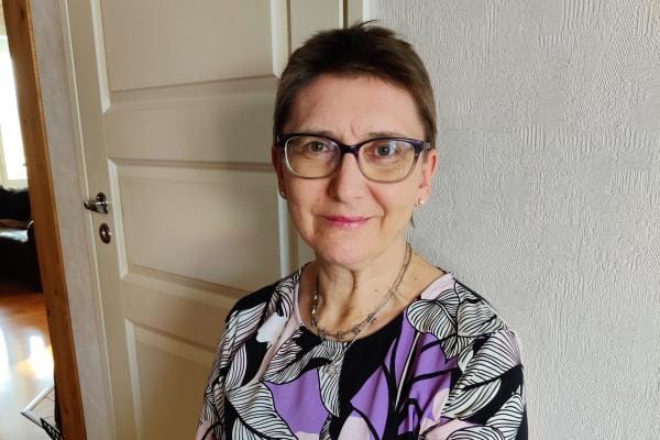 Vertaistukihenkilö Satu Hautamäki neuvoo Parkinsonin tautiin sairastuneita liittymään mukaan alueen vertaistukitoimintaan sekä sosiaalisessa mediassa toimiviin ryhmiin. KUVA: Suvi Hautamäki