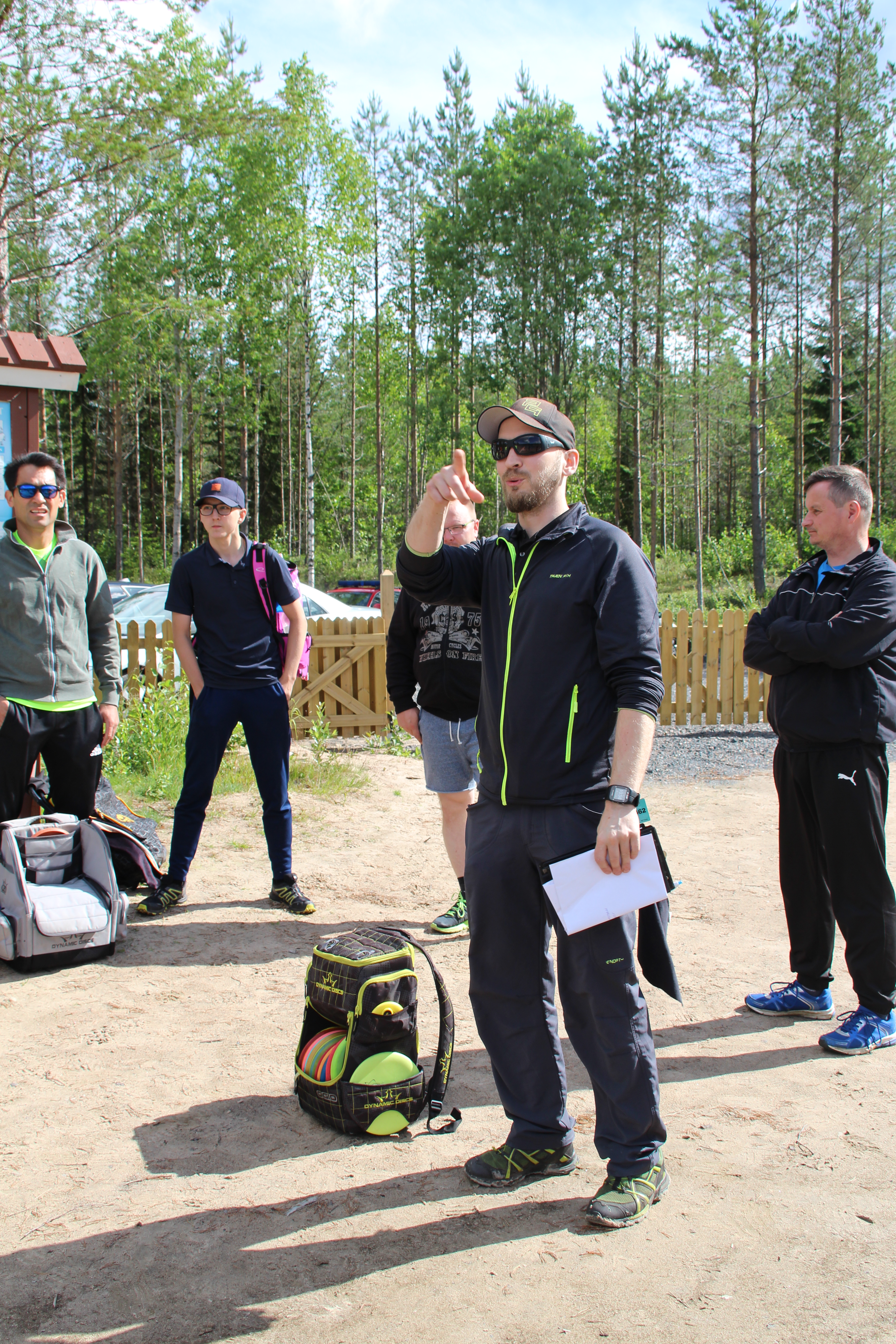 Yli puoli vuosikymmentä frisbeegolfia harrastanut Teemu Nahkala opasti kisaajat radalle. Rataa muutetaan hiukan jokaista kisaa varten.