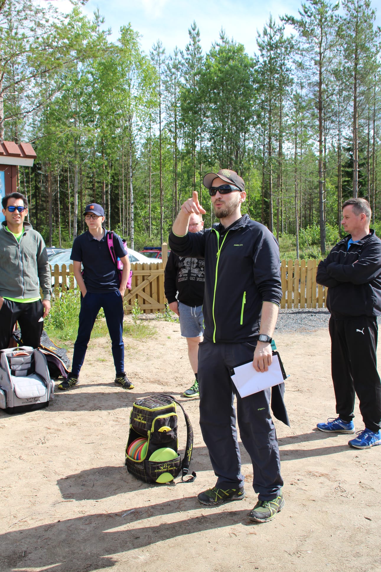 Yli puoli vuosikymmentä frisbeegolfia harrastanut Teemu Nahkala opasti kisaajat radalle. Rataa muutetaan hiukan jokaista kisaa varten.