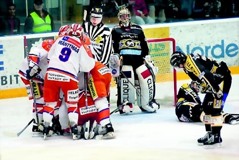 Tappara juhlii. Kärppäpelaajien päät ovat painukissa.