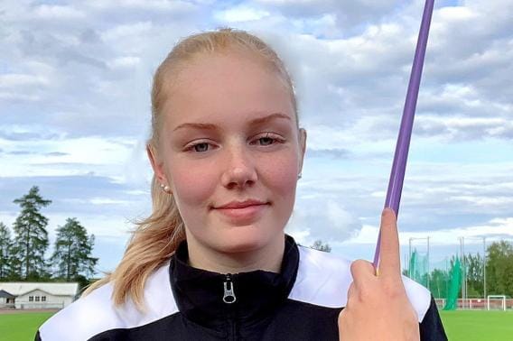 Kuortaneen Kuntoa edustavan Veera Sauna-ahon keihäsfinaalia jännittivät Alajärvellä mummi ja pappa Kaarina ja Raimo Linnanmäki. KUVA: KATI SAUNA-AHO