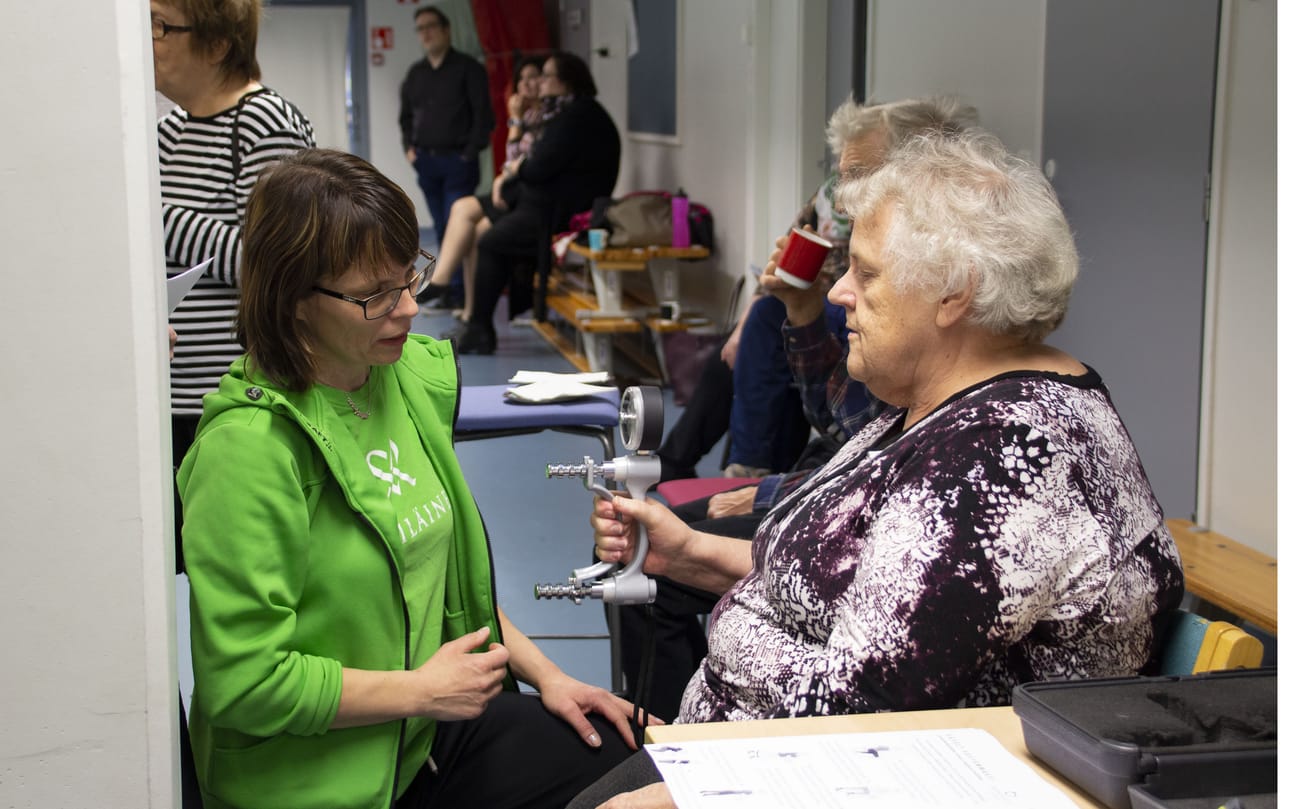 Lihaskunnon ylläpitämisellä n iso merkitys hyvinvoinnille. Mehiläisen fysioterapeuttina toimiva Johanna Hankonen suoritti puristusvoiman mittauksia kaikille halukkaille. Mittausvuorossa Anna-Maija Lehti.